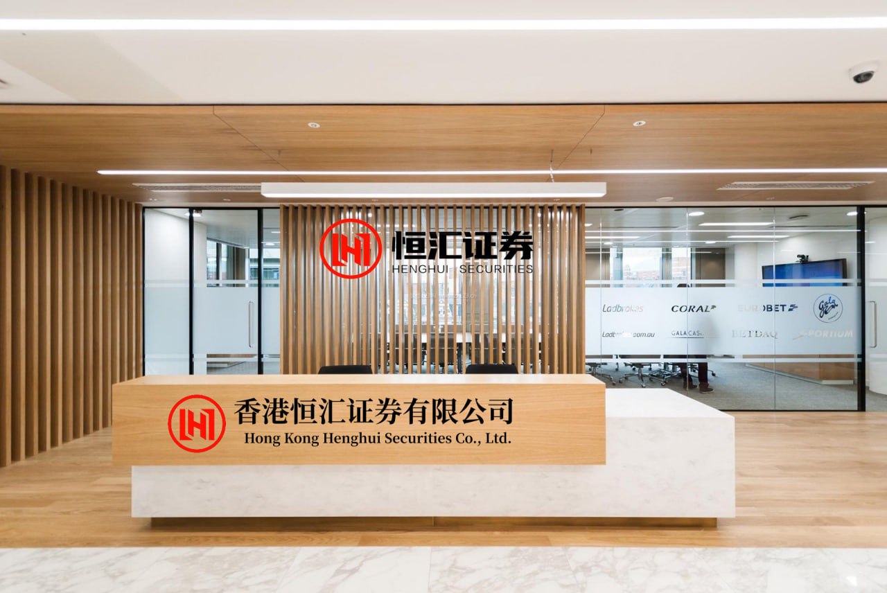 宝聚荣配资 太心酸了！黑龙江，一00后女子第一次跟着老公在婆家过年，谁知仅仅待了一天，就突然情绪崩溃嚎啕大哭，一边抹泪一边说：我想回家，我再也不离开我家了！一旁的老公既无奈又觉得好笑，想安慰又不知如何下手！说真的，看完这段视频我整个人都愣住了。黑龙江，零下二十几度的天，车外冻得能把人鼻子削掉，...